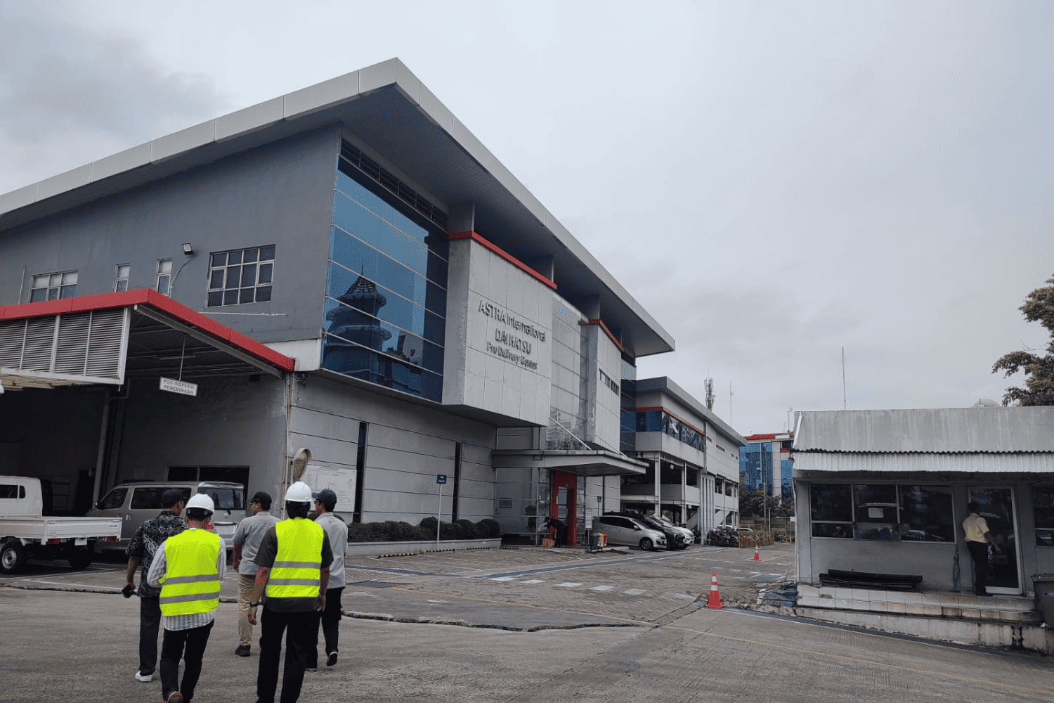 Gedung komersial dengan Sertifikat Laik Fungsi (SLF)