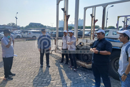 Ilustrasi skematik 7 tahapan desain perencanaan bangunan gedung yang efektif secara bertahap dari awal hingga perizinan konstruksi